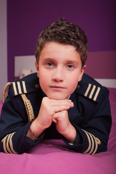 穿着圣餐服的帅气小男孩图片下载