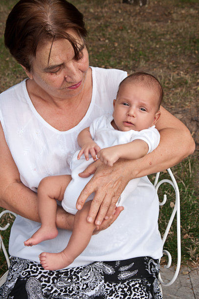 老妇人抱着他的曾孙图片下载