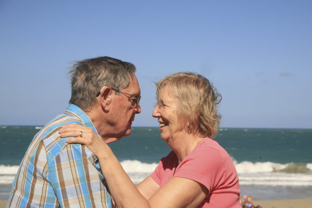 两个高年级学生即将接吻图片下载