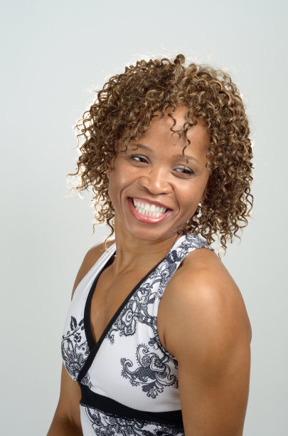 一个微笑女人的头和肩膀图片下载