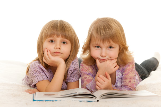 在家里的地毯上看书图片下载