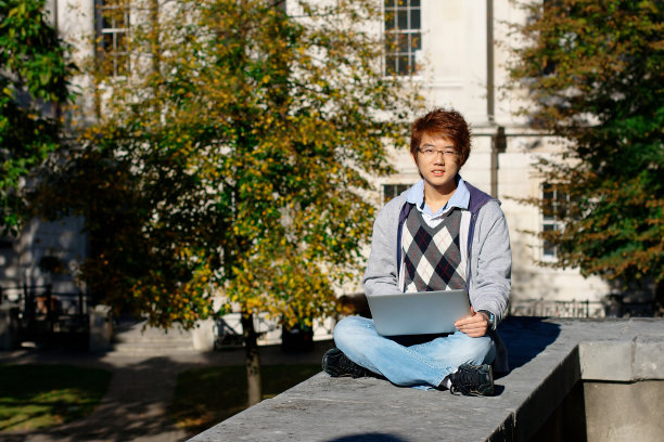 微笑的亚洲学生图片下载