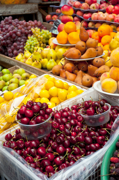 街头市场上的新鲜水果图片下载