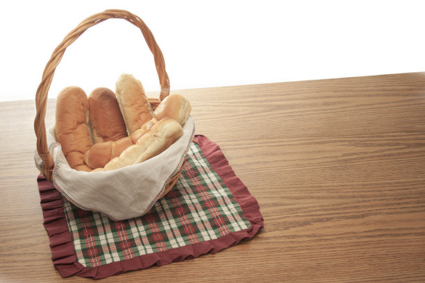 面包放在篮子里图片下载