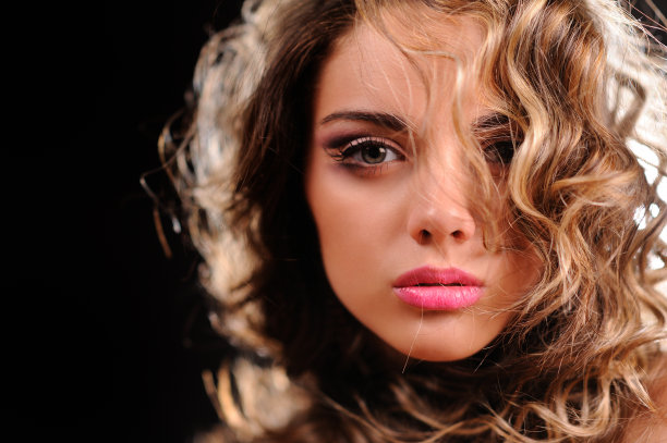 美丽女孩的肖像。图片与浅自由度图片下载