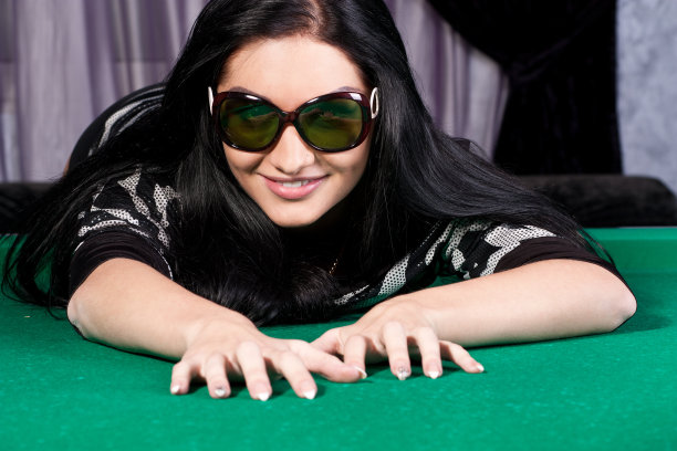 微笑着年轻的黑发戴着太阳眼镜图片下载