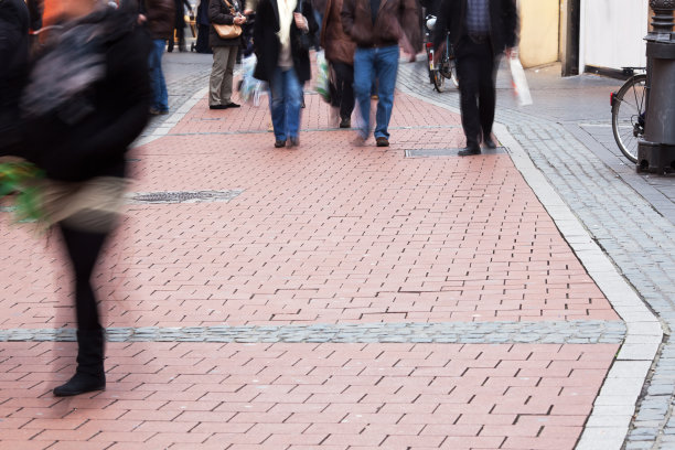 人们在步行区行走图片下载