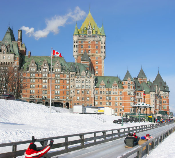 冬天的芳堤纳克城堡，加拿大魁北克图片下载