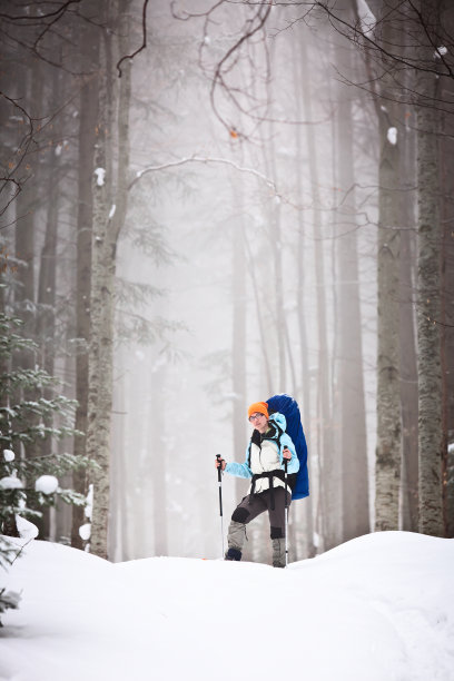 冬季山里的徒步旅行者图片下载