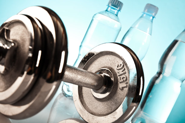 健身哑铃和矿泉水图片下载