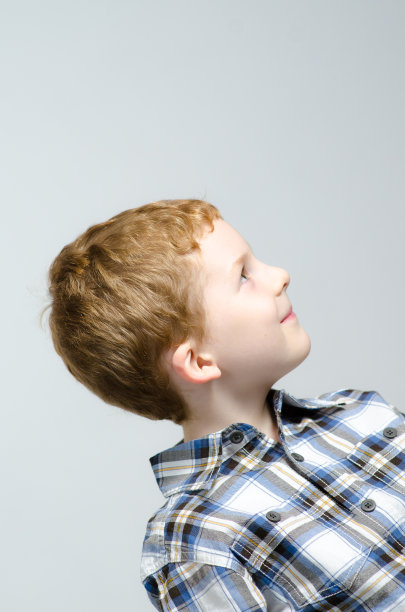 红发男孩抬头望着天空图片下载