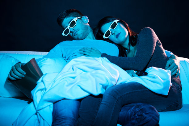 一对年轻夫妇在看一部无聊的电影图片下载