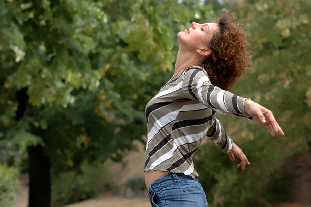 健康的年轻女子享受生活图片下载