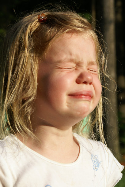 小女孩哭了图片下载