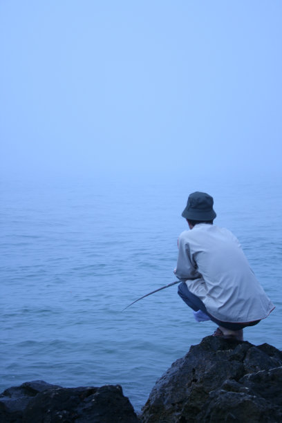 在一个有雾的夏天钓鱼图片下载