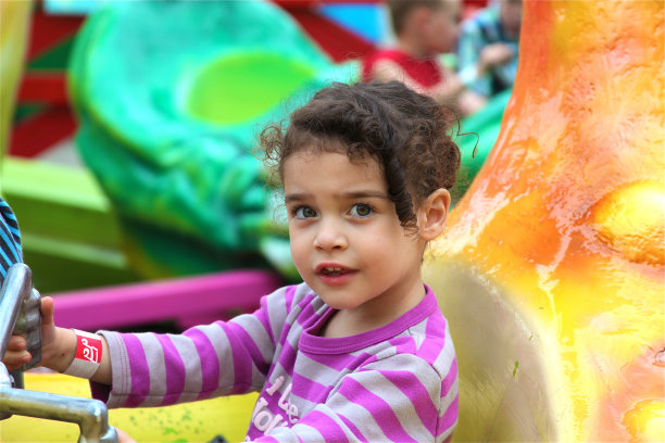 集市上的女孩图片下载
