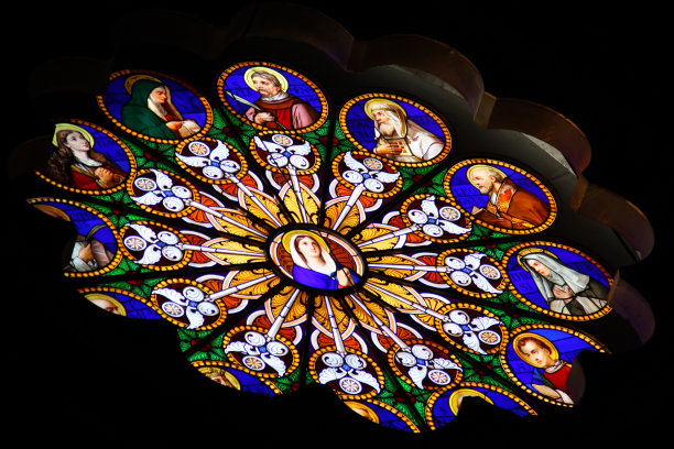 天主教堂的彩色玻璃窗图片下载