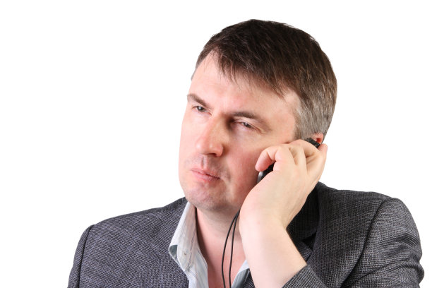 商人专心听电话图片下载