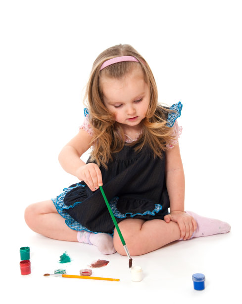 女孩在地板上画画图片下载