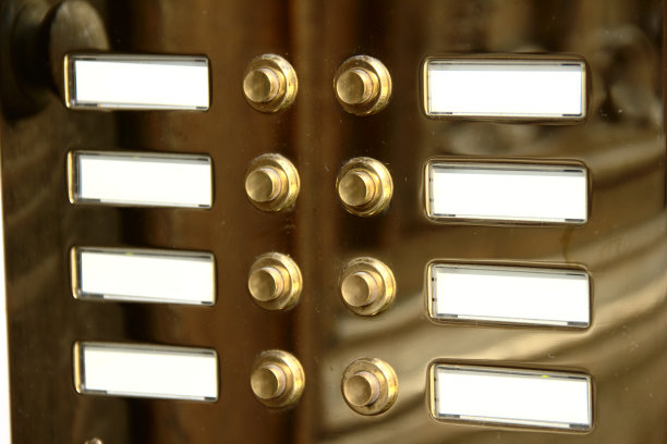 有多个住户的黄铜蜂鸣器门铃图片下载