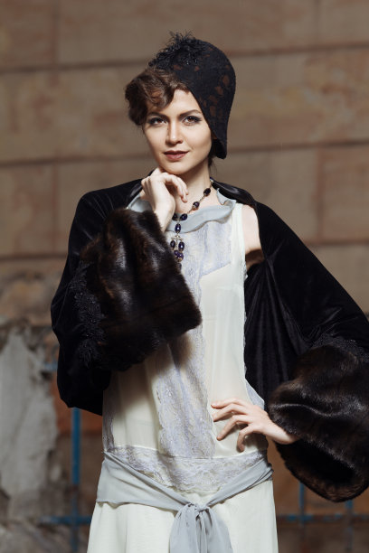 复古风格的年轻女子的时尚肖像。图片下载