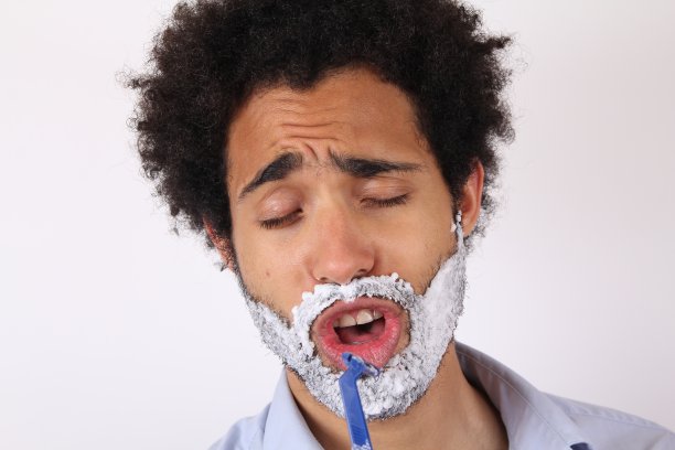 男人拿着刀片唱歌图片下载