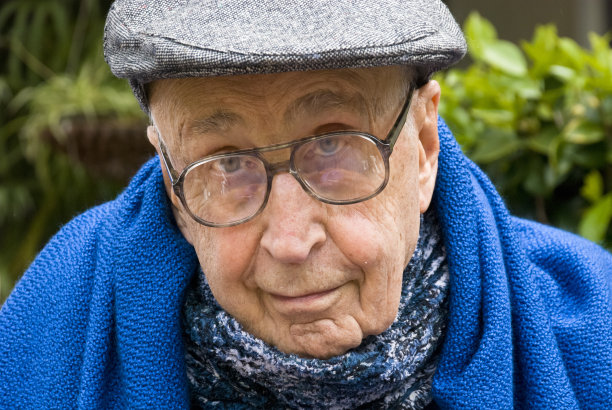 顽皮，冷酷的老头图片下载