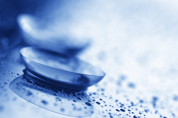 蓝色隐形眼镜和水滴素材图片