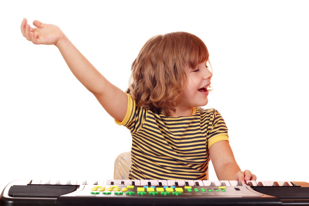 小女孩用键盘弹奏音乐图片下载