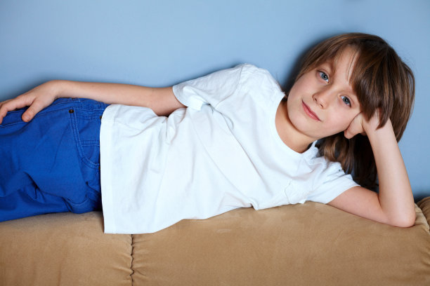 小男孩在沙发上休息图片下载