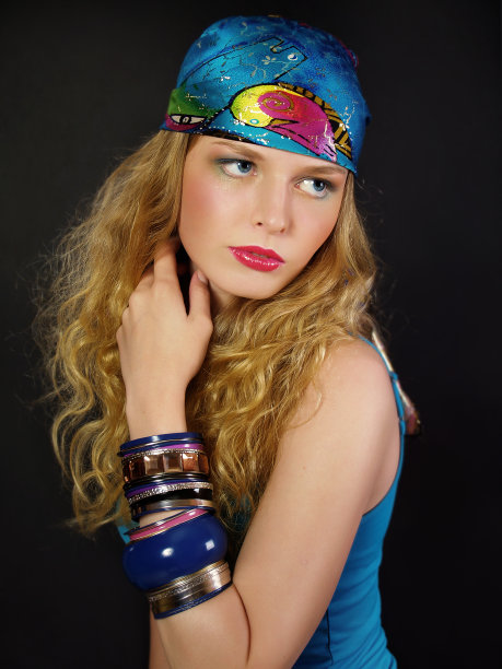 美丽的金发女人的肖像图片下载