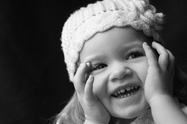 小女孩在玩躲猫猫图片下载