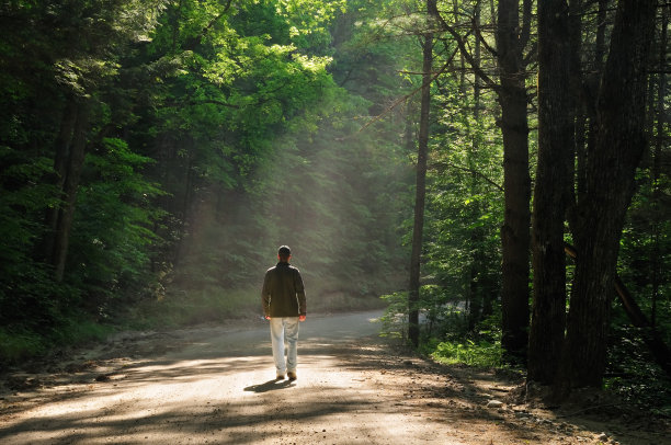 走在希望之路上图片下载
