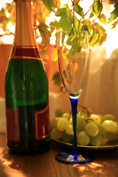 一瓶香槟葡萄。图片下载