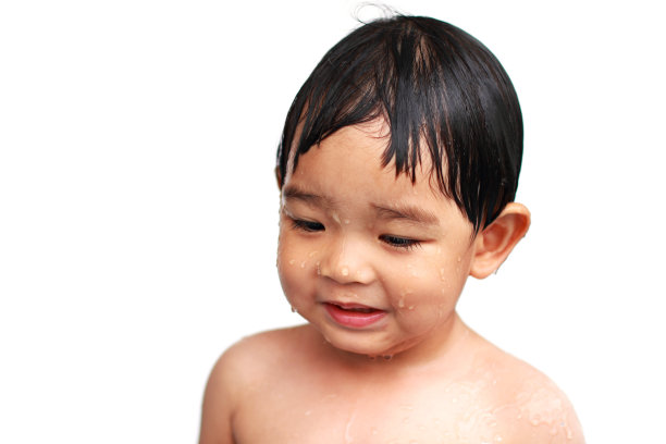 画一个水里的小男孩图片下载