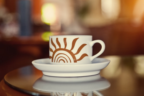 餐厅桌上热气腾腾的咖啡图片下载