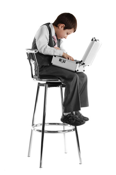 拿着手提箱的男孩图片下载