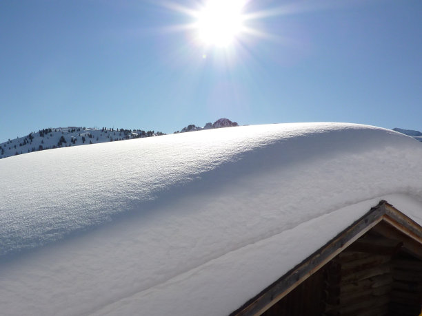 屋顶上的阳光图片下载