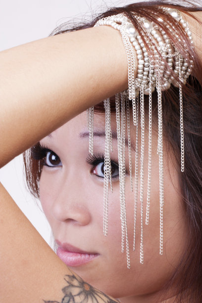 紧肖像迷人的年轻亚裔美国女人图片下载