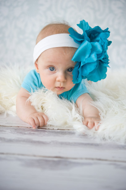 戴着大花头巾的小女孩图片下载