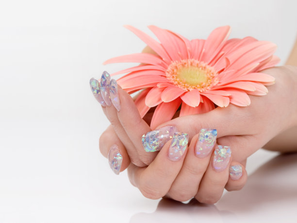 闪亮的指甲和粉红色的花图片下载