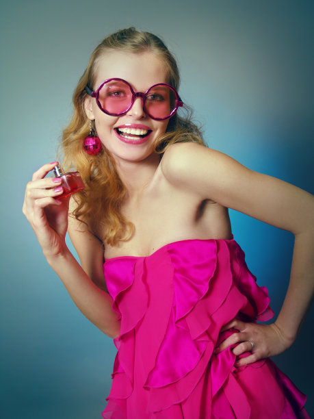 那个戴着粉红色眼镜，笑得很漂亮的女孩图片下载