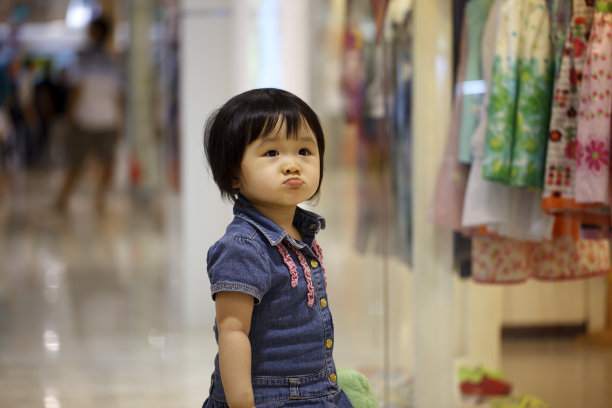 购物中心的小女孩图片下载