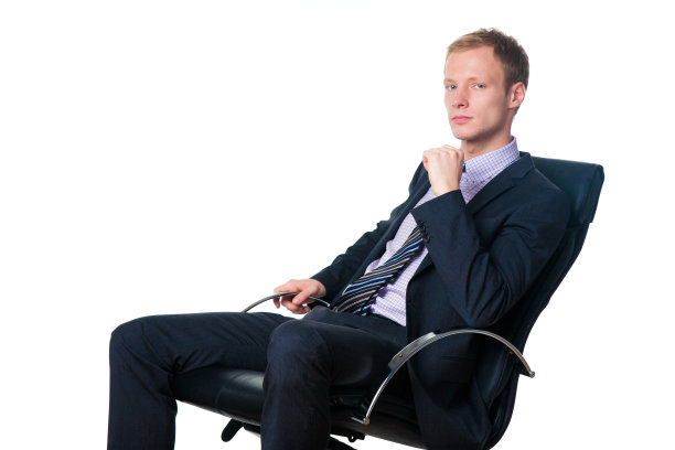 英俊的商人坐在办公椅上图片下载
