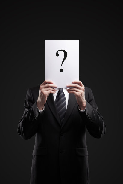 商人在黑色背景上举着一个问号图片下载