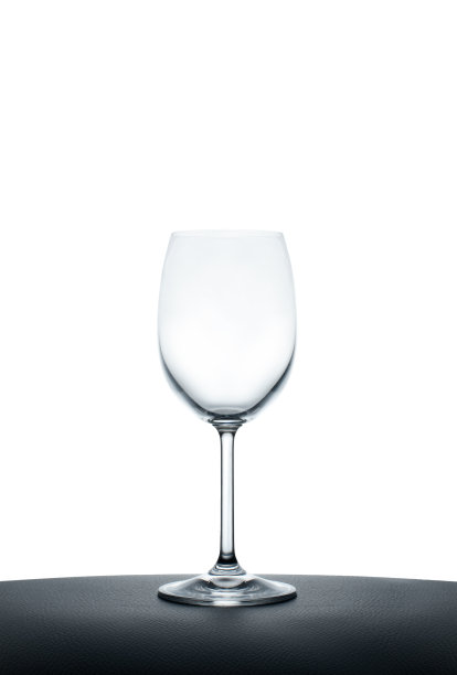 皮革表面的空酒杯图片下载