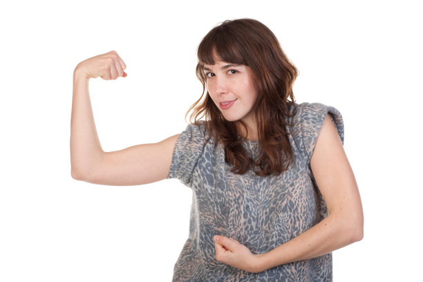 年轻的女士在炫耀她的二头肌图片下载