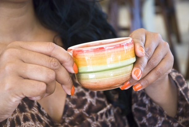 女人拿着杯子图片下载