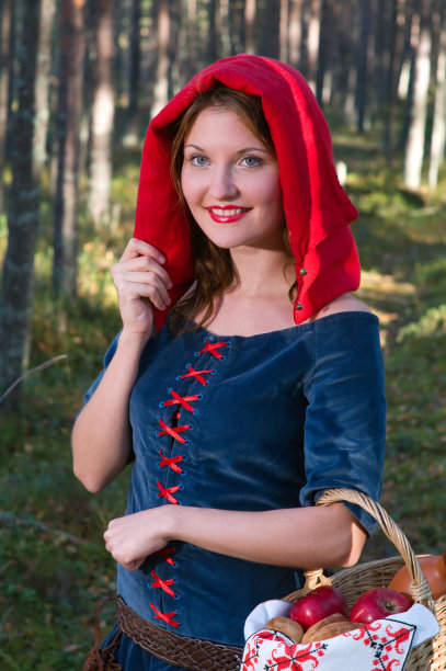 小红帽站在树林里图片下载