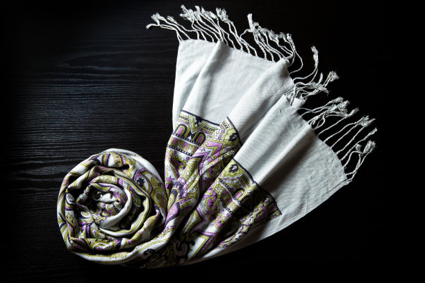 黑色背景上的羊绒围巾图片下载